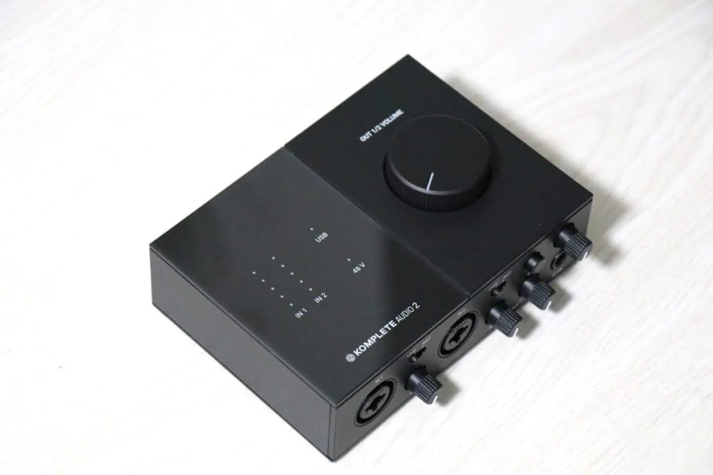 KOMPLETE AUDIO 2を左斜めから撮影した画像