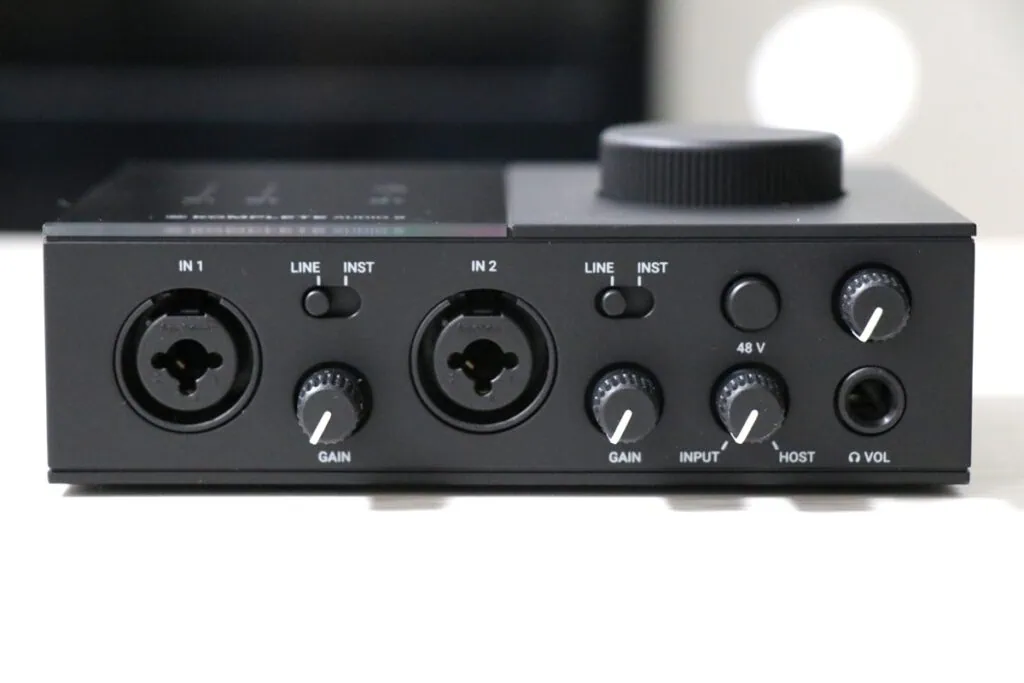 KOMPLETE AUDIO 2の前面パネル