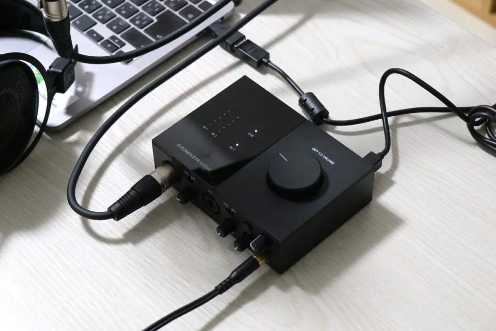 KOMPLETE AUDIO 2をMacbookに接続して右側から撮影した画像