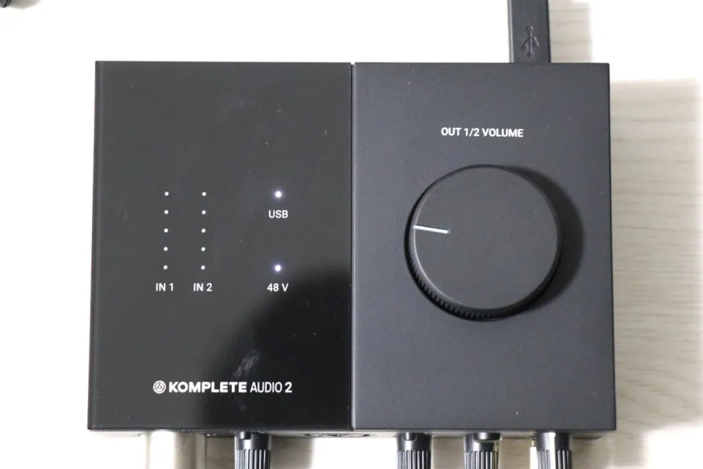 KOMPLETE AUDIO 2を上から撮影した画像