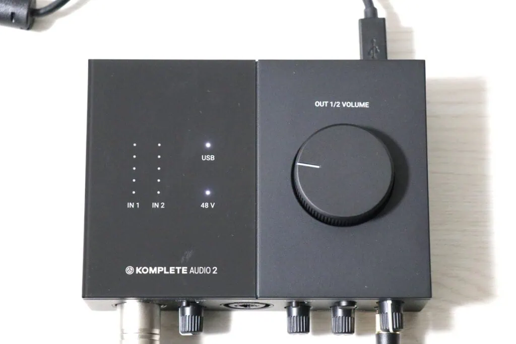 KOMPLETE AUDIO 2の天面部分をアップで撮影した画像