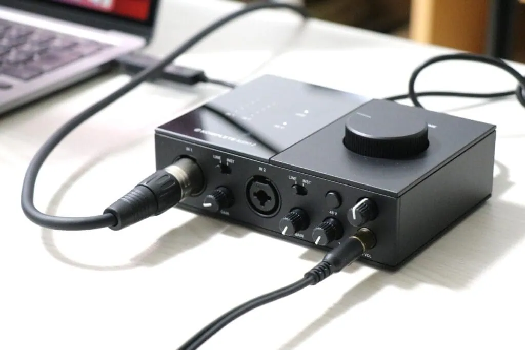 KOMPLETE AUDIO 2をMacbookに繋いで使っている画像