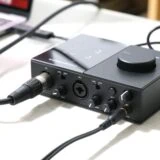 KOMPLETE AUDIO 2をMacbookに繋いで使っている画像