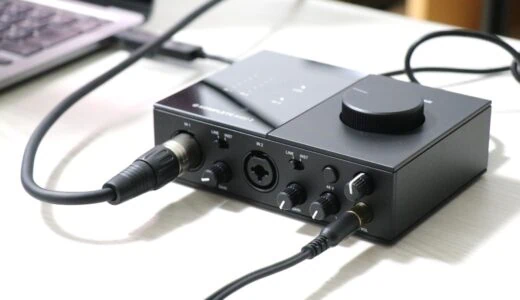 KOMPLETE AUDIO 2をMacbookに繋いで使っている画像