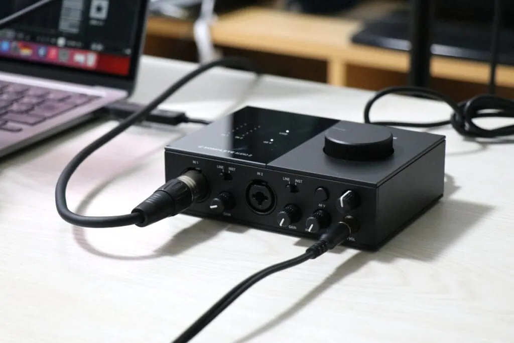 KOMPLETE AUDIO 2をMacbookに繋いで使っている画像。ちょっと引きで撮影