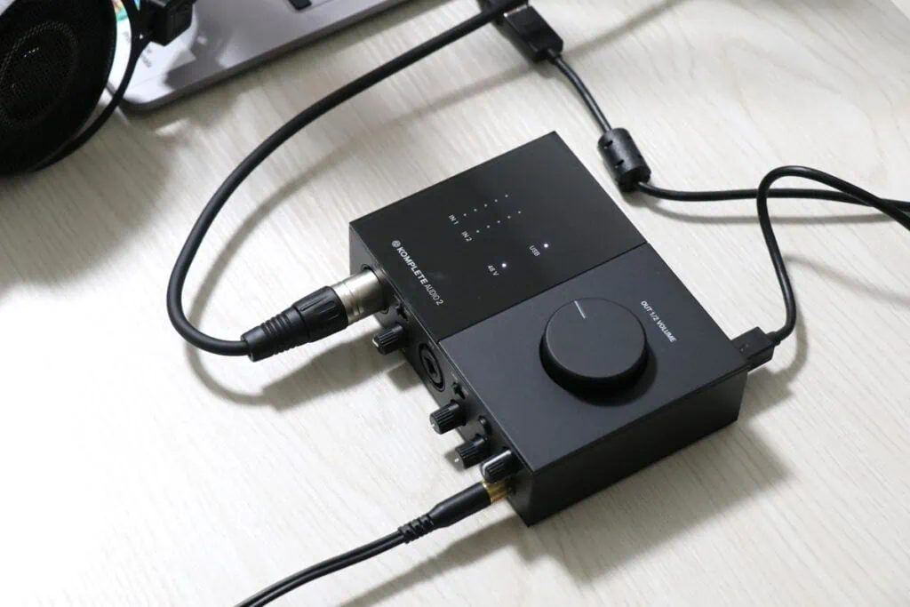 KOMPLETE AUDIO 2をMacbookと接続して、右斜め上から撮影した画像