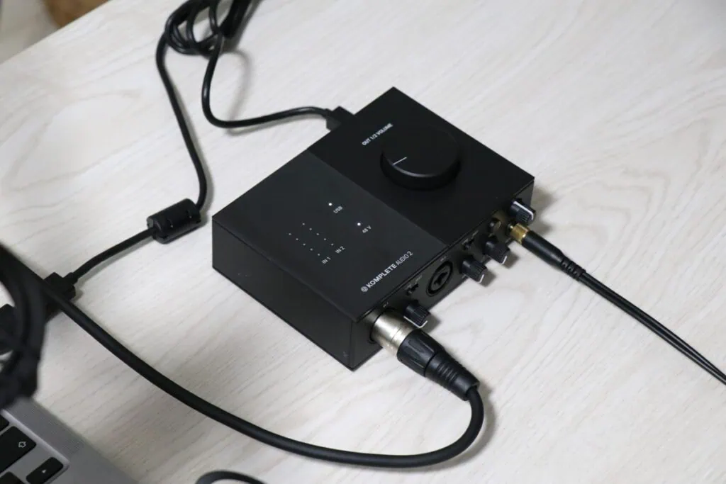 KOMPLETE AUDIO 2をMacbookに接続して左斜めから撮影した画像