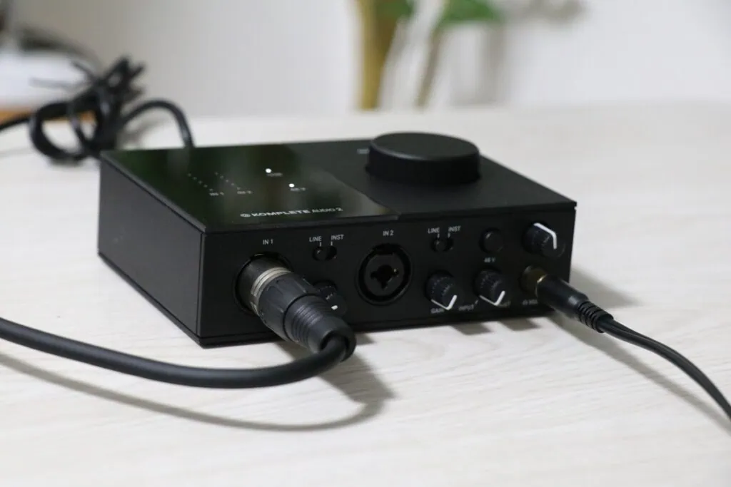 KOMPLETE AUDIO 2の前面パネル。マイクとイヤホンを接続した写真