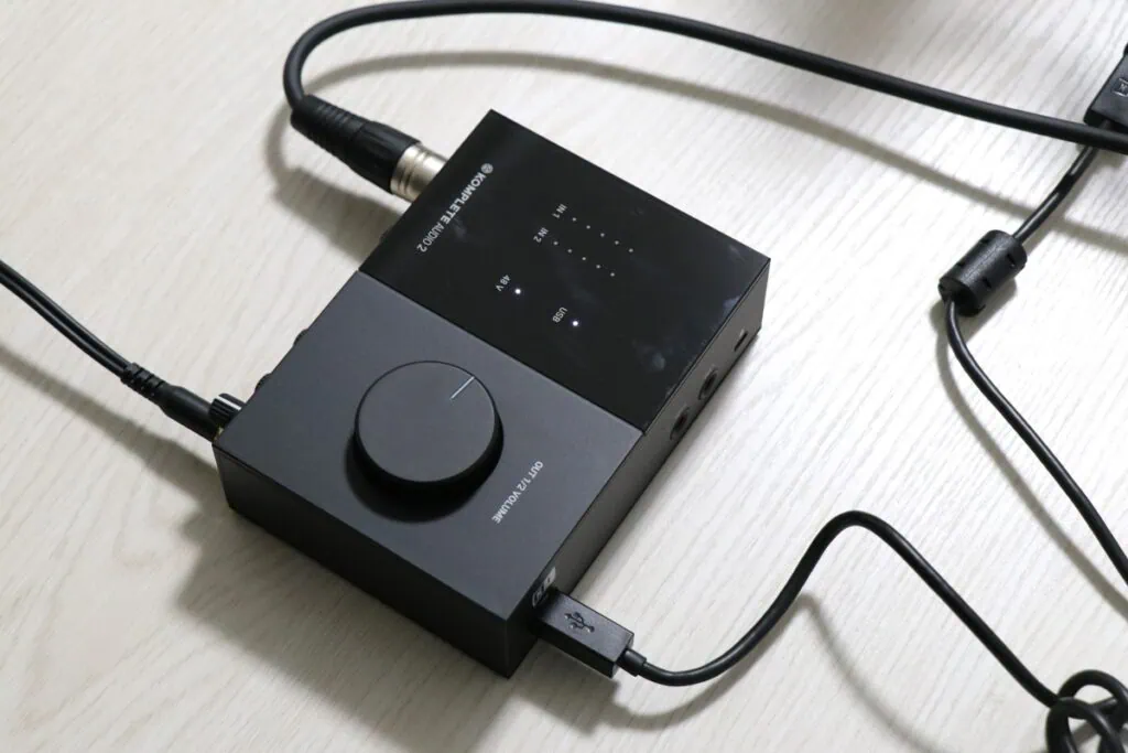 ccccccKOMPLETE AUDIO 2をMacbookに繋いで背面側から撮影