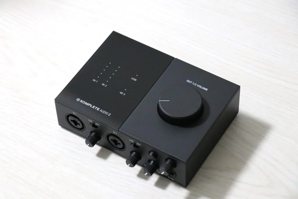 KOMPLETE AUDIO 2を左斜めから撮った写真