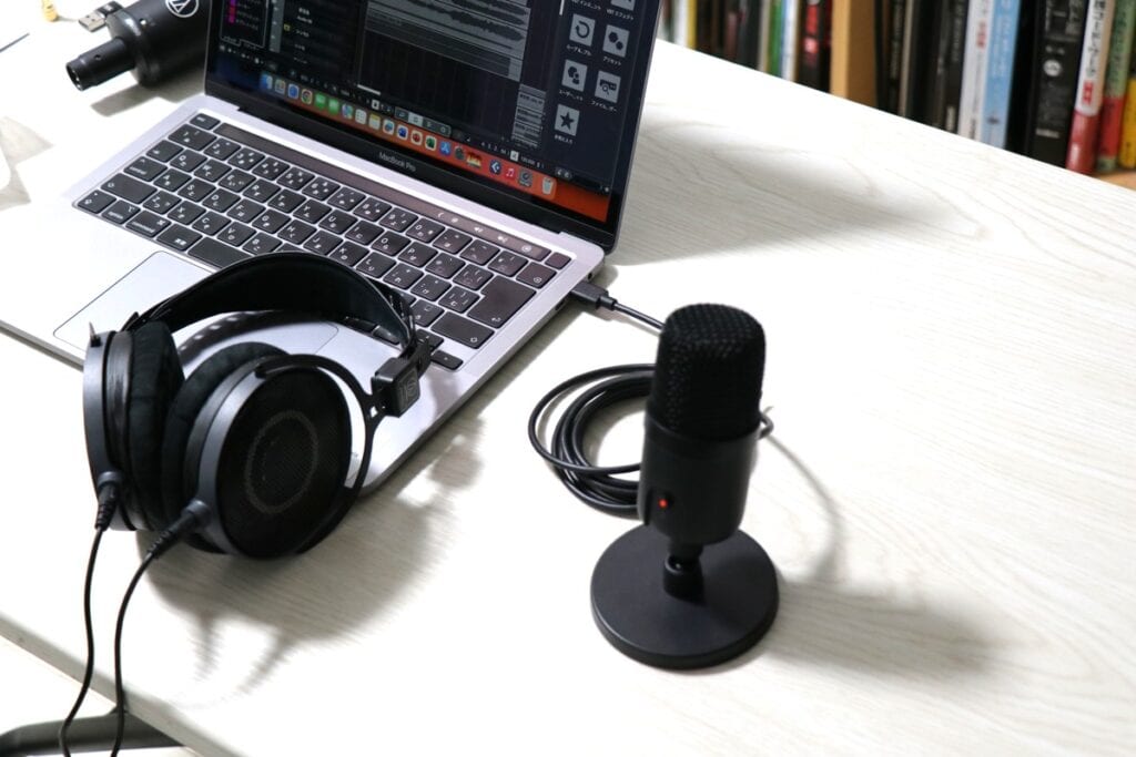 AmazonベーシックのUSBマイクとPCとヘッドホンを上から撮影