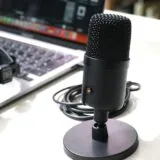 AmazonベーシックのUSBマイクとノートPC