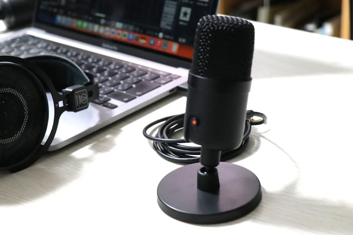 AmazonベーシックのUSBマイクとPCとヘッドホン