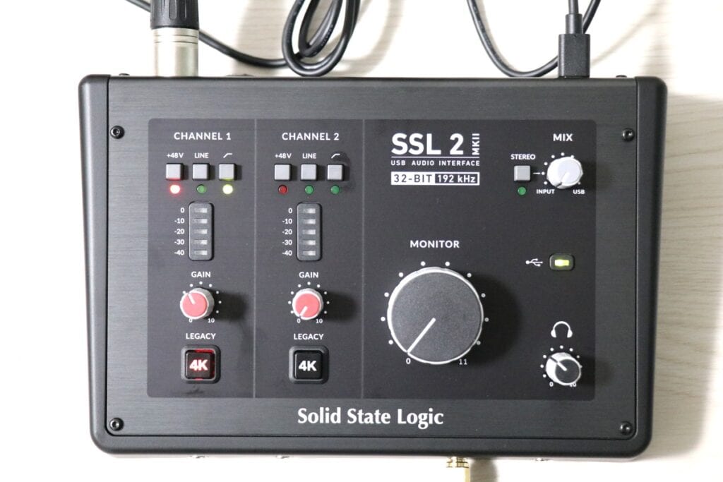 SSL2MKIIを上からアップ気味に撮影。4KをON