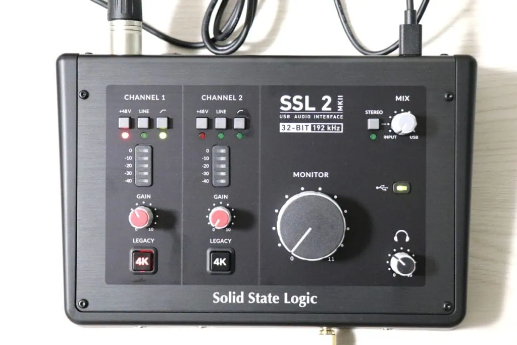 SSL2MKIIを上からアップ気味に撮影。4KをON
