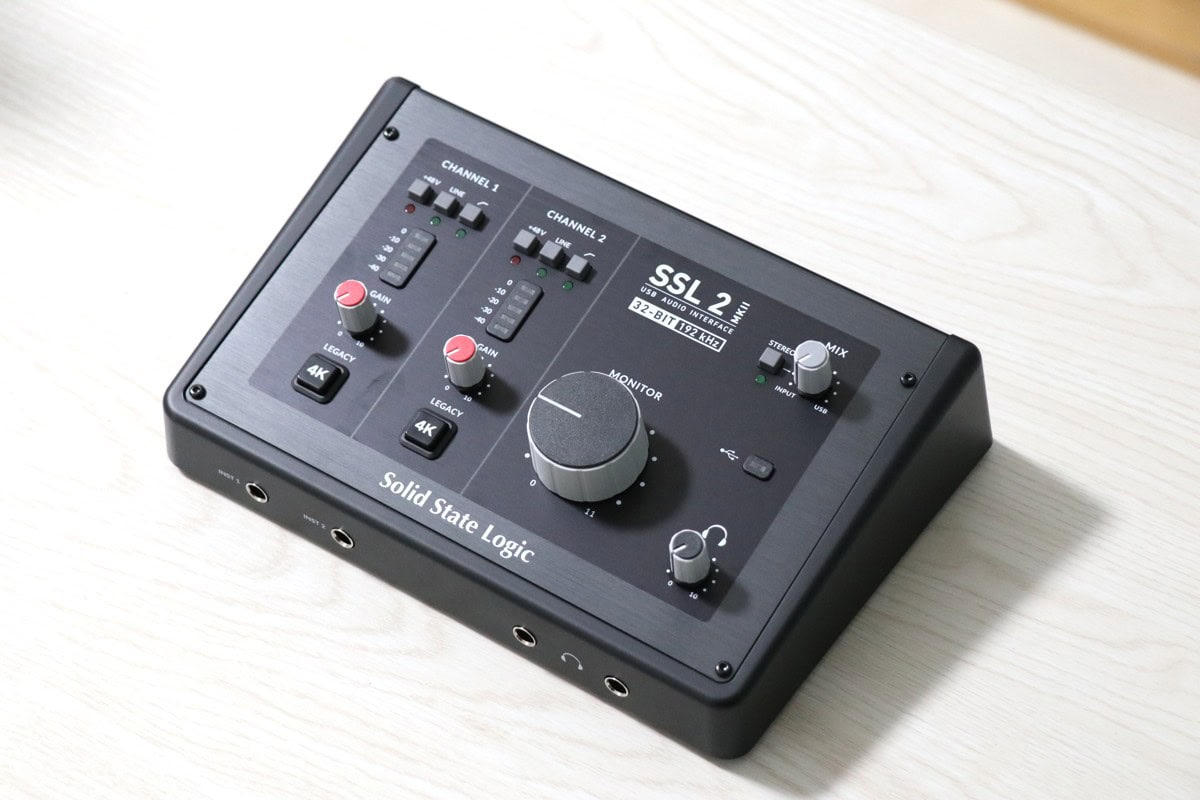 SSL2MKIIを右上から撮影。ケーブル接続前