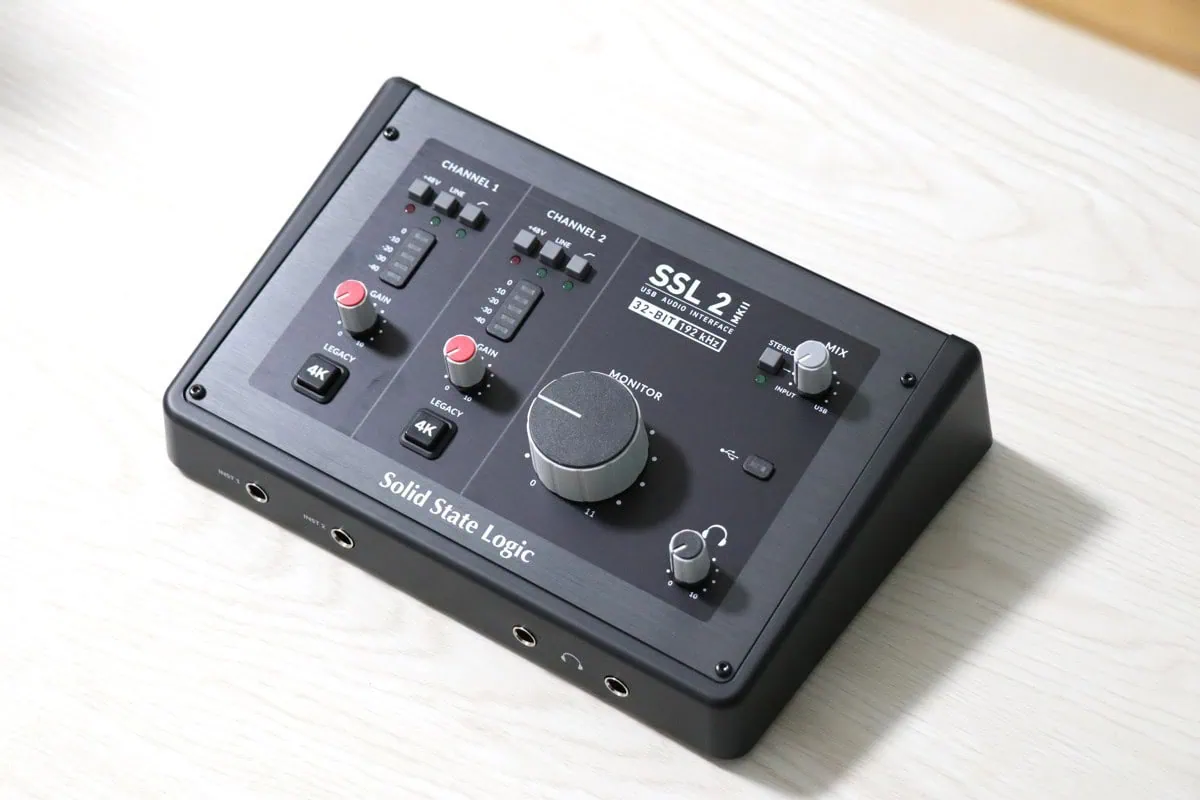 SSL2MKIIを右上から撮影。ケーブル接続前