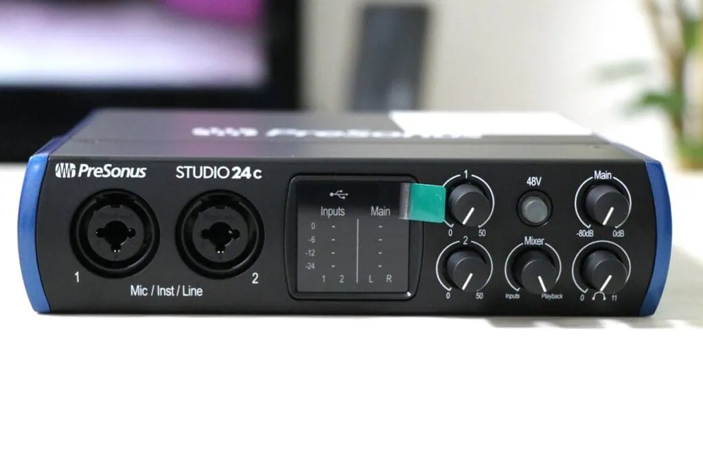 PreSonus Studio 24cの前面左側に配置された2つのマイク/インストゥルメント/ライン入力端子