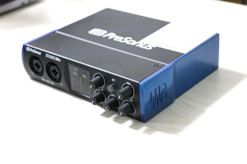 PreSonus Studio 24cの本体右側面のブルーパネルとフォルム