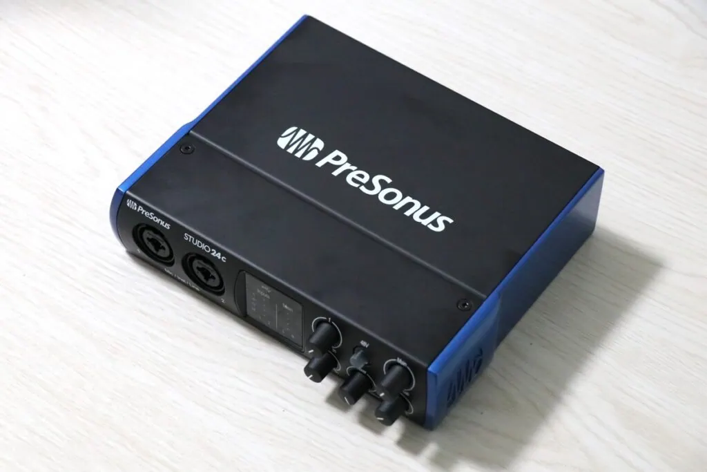 PreSonus Studio 24cの本体背面（右斜め後ろから見たヘッドホン端子寄りアングル）