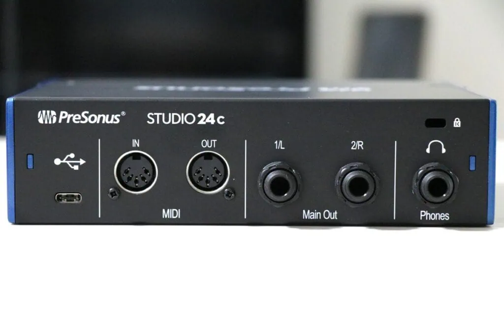 PreSonus Studio 24cの本体背面に並ぶ各種インターフェイス端子