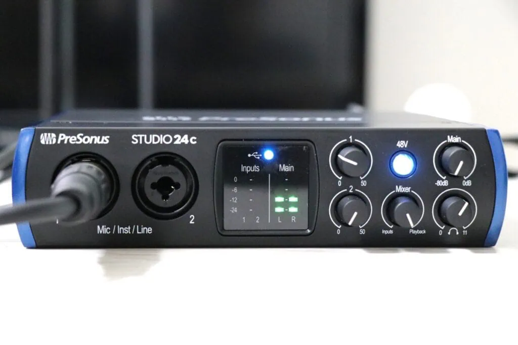 通電してLEDメーターとボタンが発光しているPreSonus Studio 24cの前面
