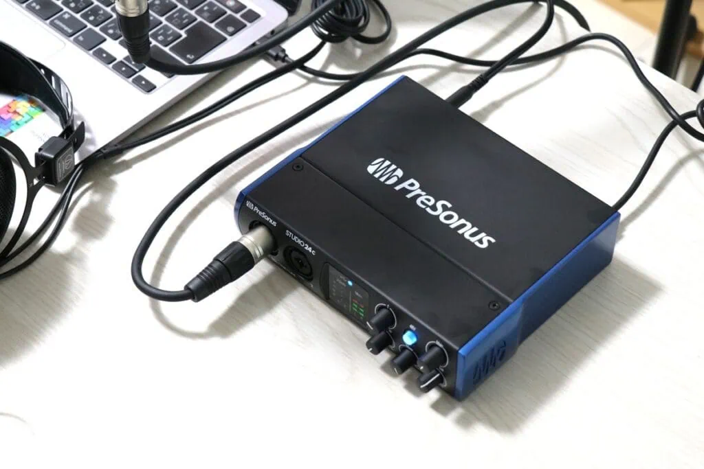 コンデンサーマイクとヘッドホンを実際に接続して使用中のPreSonus Studio 24c