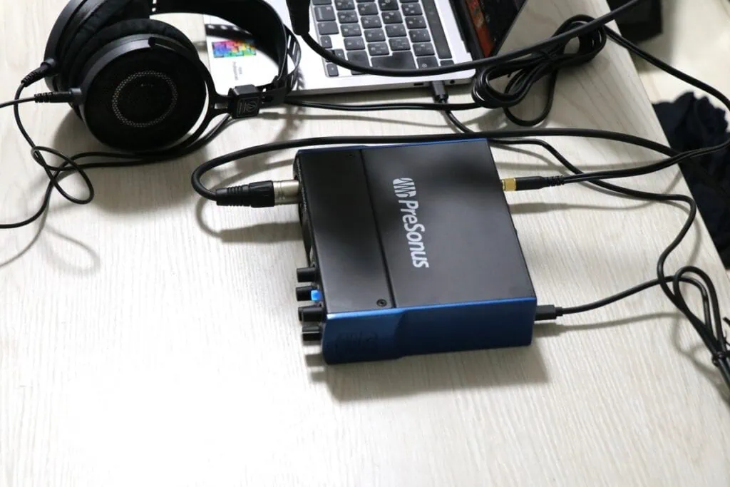 マイク入力と背面のヘッドホン出力を使用中のPreSonus Studio 24cを真上から撮影