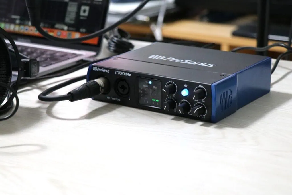 マイク、ヘッドホン、PCを接続したPreSonus Studio 24cの作業環境（別角度）