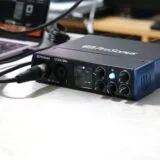 マイク、ヘッドホン、PCを接続したPreSonus Studio 24cの作業環境（別角度）