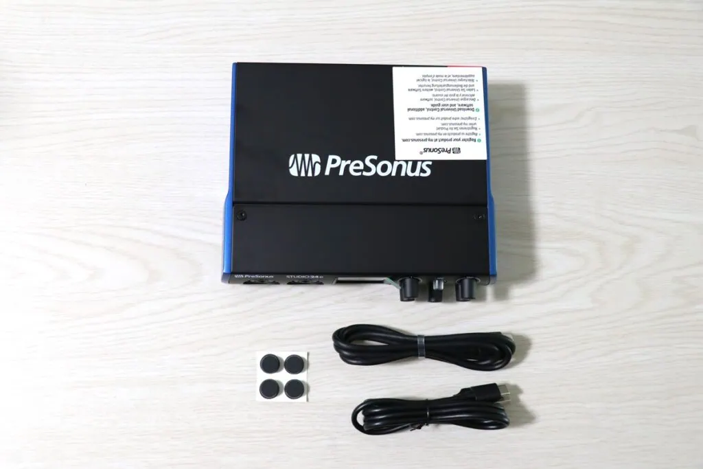 PreSonus Studio 24cの本体と付属品一式を俯瞰で捉えた別アングル