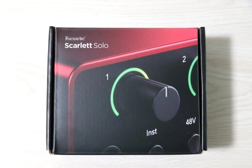 オーディオインターフェース「Focusrite Scarlett Solo」の製品パッケージ正面の写真