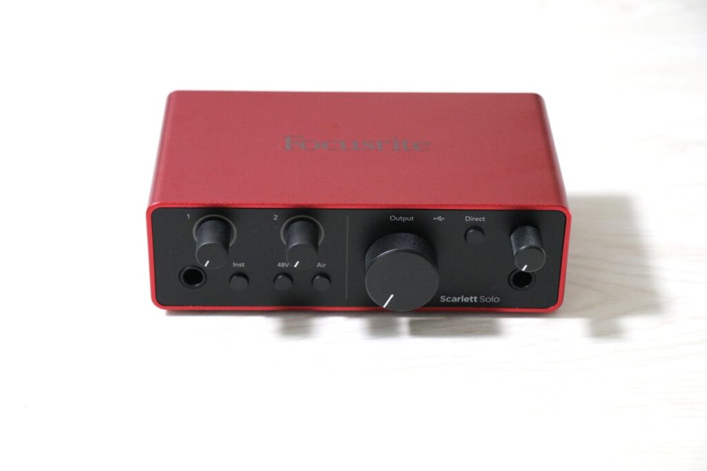 オーディオインターフェース Scarlett Solo (gen. 4) の前面パネル全景。入力ゲインつまみ、ファンタム電源、Airスイッチ、出力ボリューム、ヘッドフォン端子などのコントロール類が確認できる。