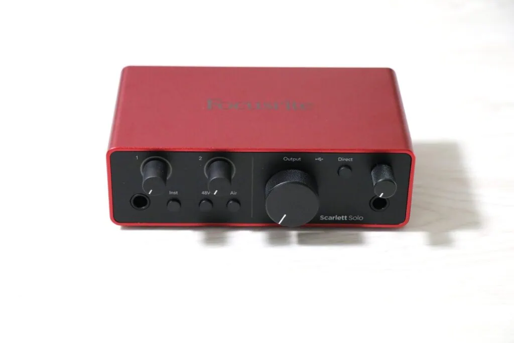 オーディオインターフェース Scarlett Solo (gen. 4) の前面パネル全景。入力ゲインつまみ、ファンタム電源、Airスイッチ、出力ボリューム、ヘッドフォン端子などのコントロール類が確認できる。