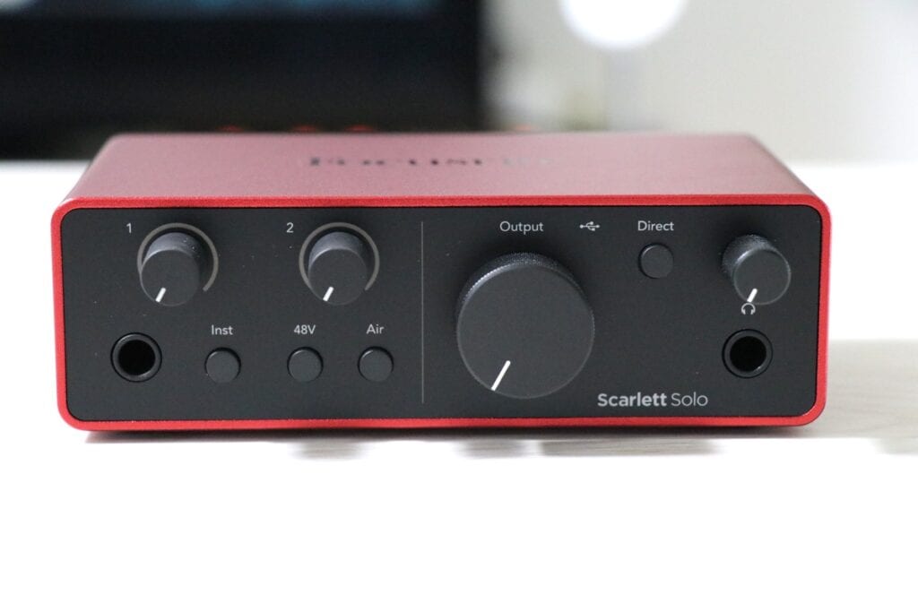 Scarlett Solo (gen. 4)前面の操作パネル。入力ゲイン、ファンタム電源、Airスイッチ、出力ボリューム、ヘッドフォン端子などの各種コントロールが確認できる。