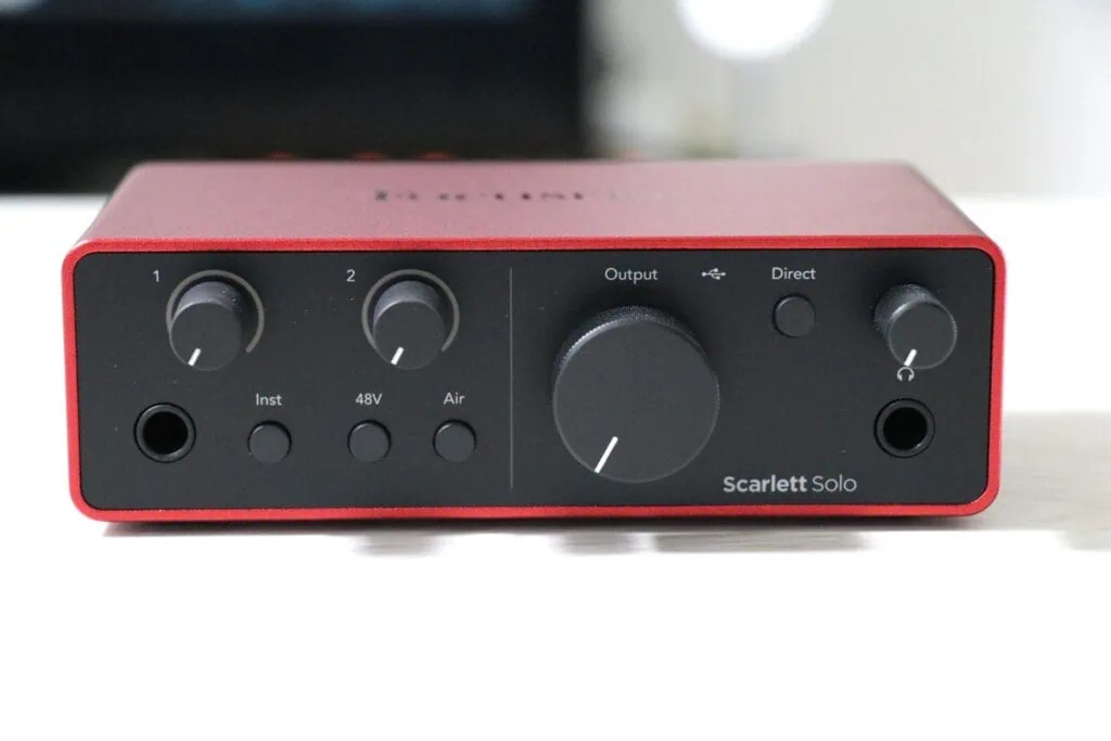 Scarlett Solo (gen. 4)前面の操作パネル。入力ゲイン、ファンタム電源、Airスイッチ、出力ボリューム、ヘッドフォン端子などの各種コントロールが確認できる。