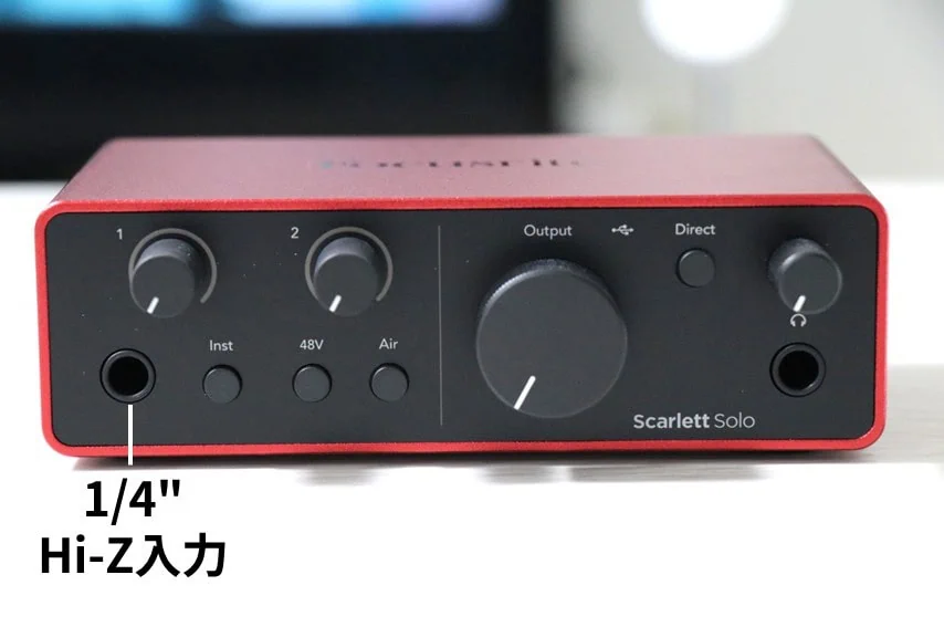 Focusrite Scarlett Solo の前面パネルにある各種ノブやボタン、1/4インチHi-Z入力端子の説明を示した画像