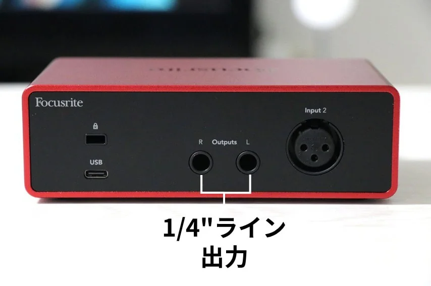 Focusrite Scarlett Solo 背面のUSB端子、XLR入力端子、左右の1/4インチライン出力端子を示した画像