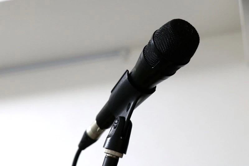 SHURE Nexadyne 8をマイクスタンドに取り付け、斜め方向から撮影した外観画像。ライブ使用時の設置状態が分かる構図