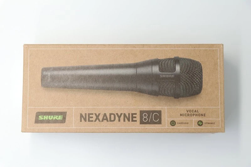 SHURE Nexadyne 8の外箱を撮影した画像。段ボール製パッケージにマイクの写真と製品名が印刷されている様子が分かる構図