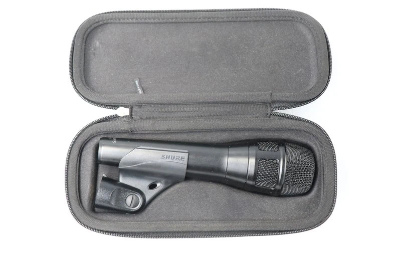 SHURE Nexadyne 8本体を専用のハードケースに収納した状態を上から撮影した商品画像。マイクとケース内部の形状が分かる構成