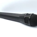 黒色のボディを持つShure Nexadyne 8のハンドヘルドマイク本体を斜めから撮影した商品画像