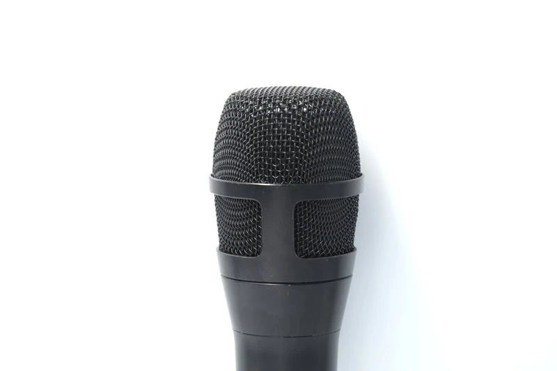 SHURE Nexadyne 8のマイクヘッド部分を正面から撮影した画像。金属製グリルと本体上部の形状が分かるクローズアップ写真