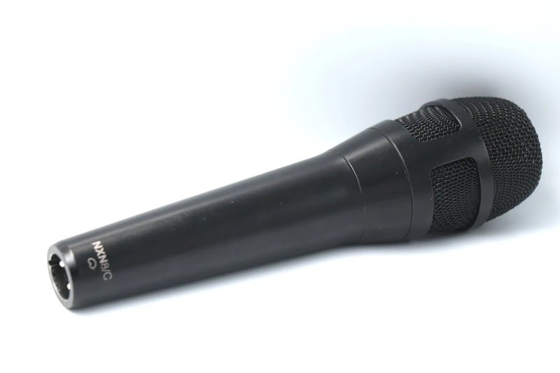黒色のボディを持つShure Nexadyne 8のマイク本体を撮影した商品画像