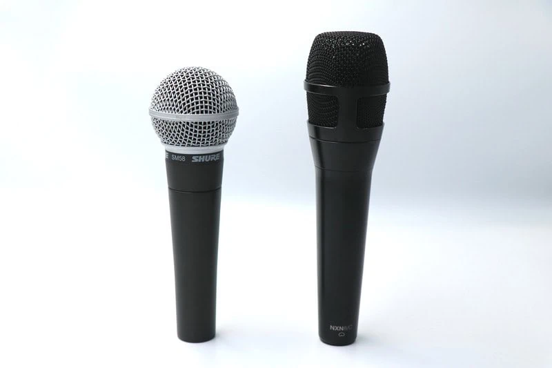 左にSHURE SM58、右にNexadyne 8を並べて配置し、形状と外観の違いが分かる商品比較画像