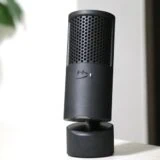 シンプルな台座に立てられたSolocast 2のコンデンサーマイクが、デスク上に単体で置かれている様子