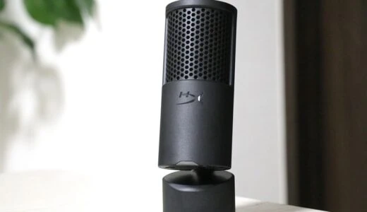 シンプルな台座に立てられたSolocast 2のコンデンサーマイクが、デスク上に単体で置かれている様子