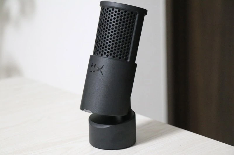 黒色のSolocast 2コンデンサーマイクが円形の台座に固定され、デスク上で斜め向きに設置されているクローズアップ画像