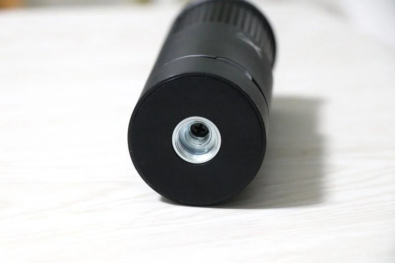 HyperX Solocast 2の底面には3/8と/5/8のねじ穴がついている。