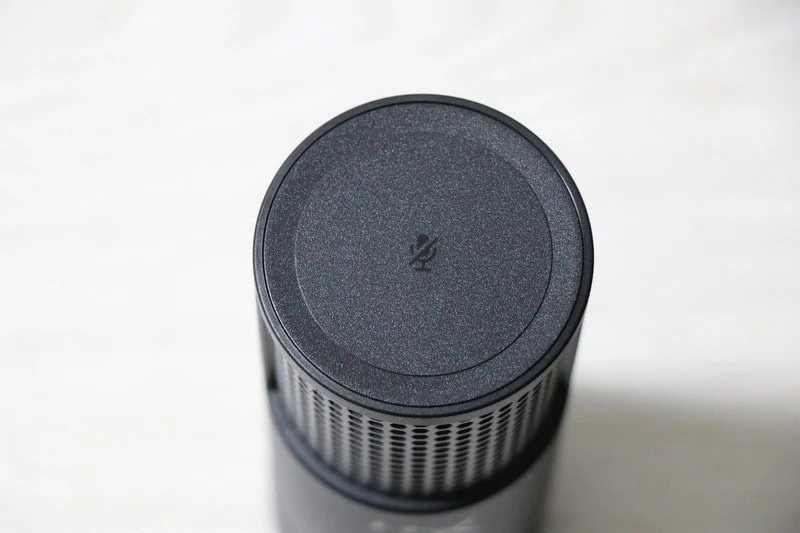 HyperX Solocast 2の上部にはミュートを切りかえるタッチセンサーが搭載されている